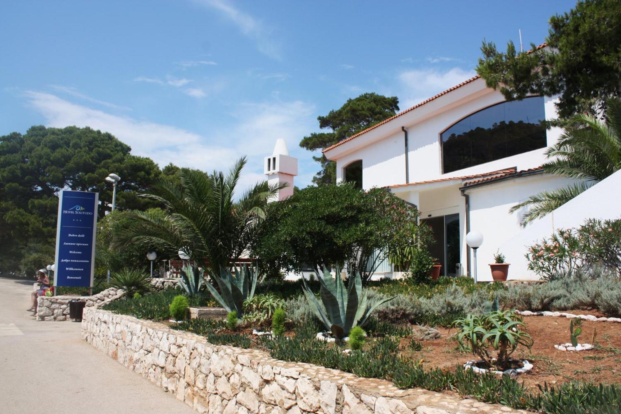 Hotel Solitudo Uble Exterior foto