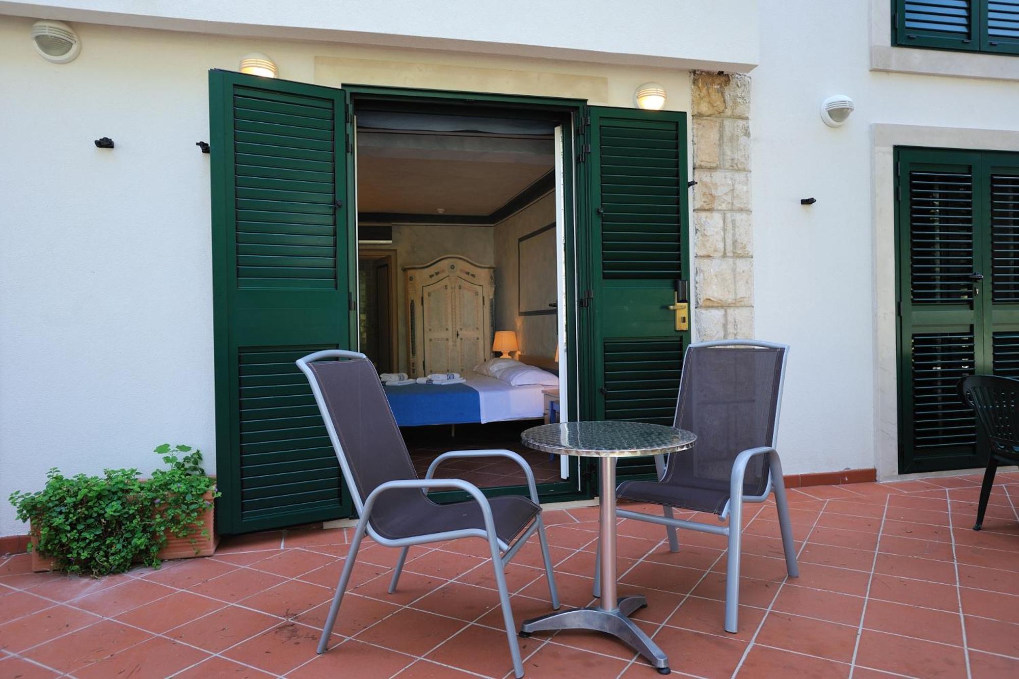 Hotel Solitudo Uble Exterior foto